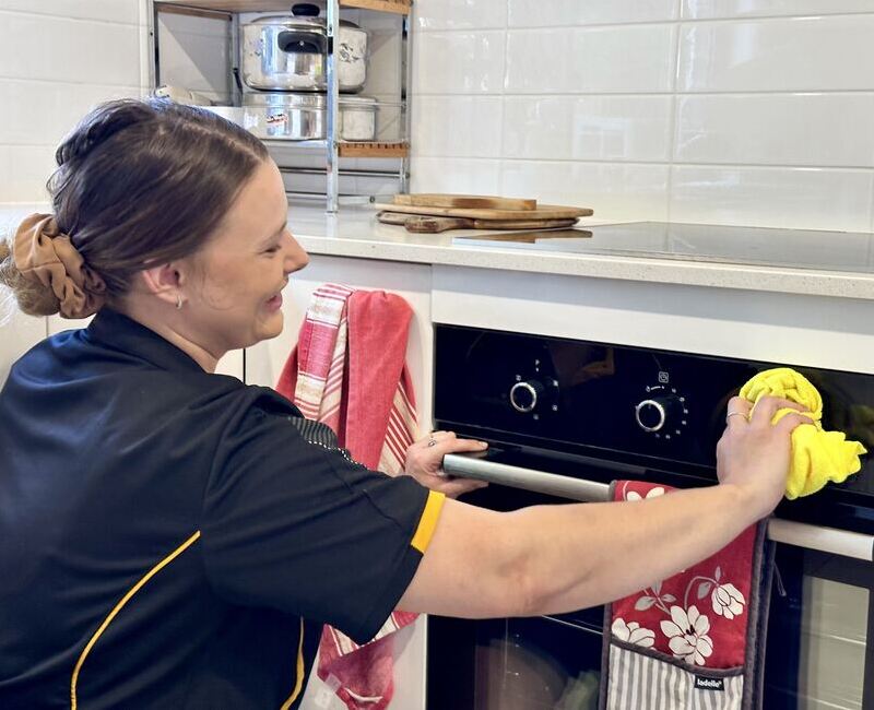professional-home-cleaner-Ali-cleaning-oven cleaner Alison cleaning the oven